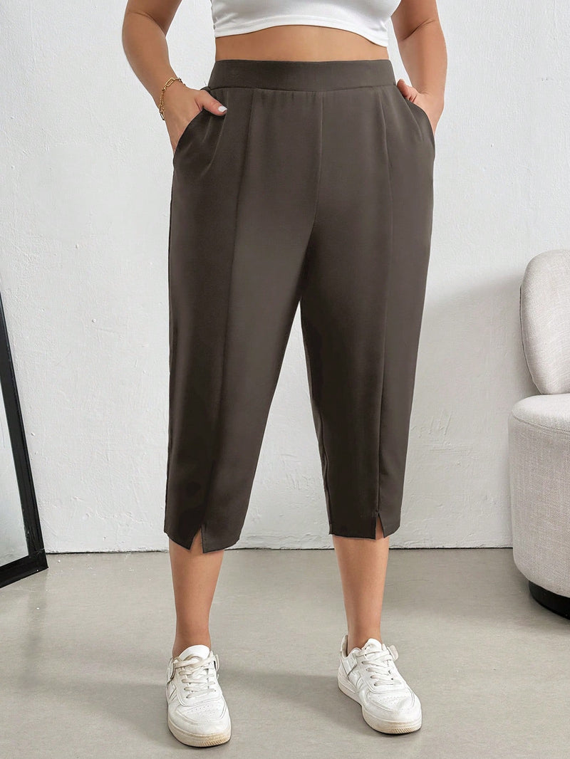 Calça feminina tipo capri com bolso lateral Tania. Plus Size