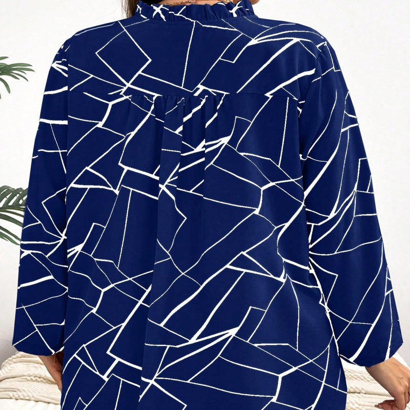 Camisa Feminina com estampa geométrica e manga dobrável Pierina. Plus Size