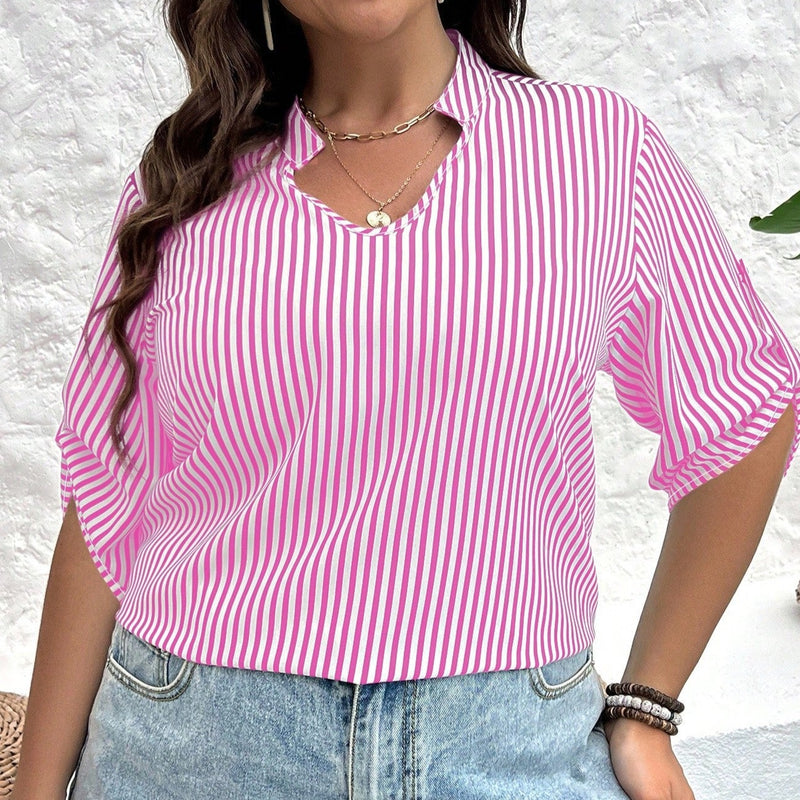 Camisa feminina listrada com manga dobrável Yolis. Plus Size