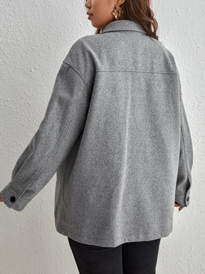 Jaqueta Feminina com bolso e botões frontais Lissy. Plus Size