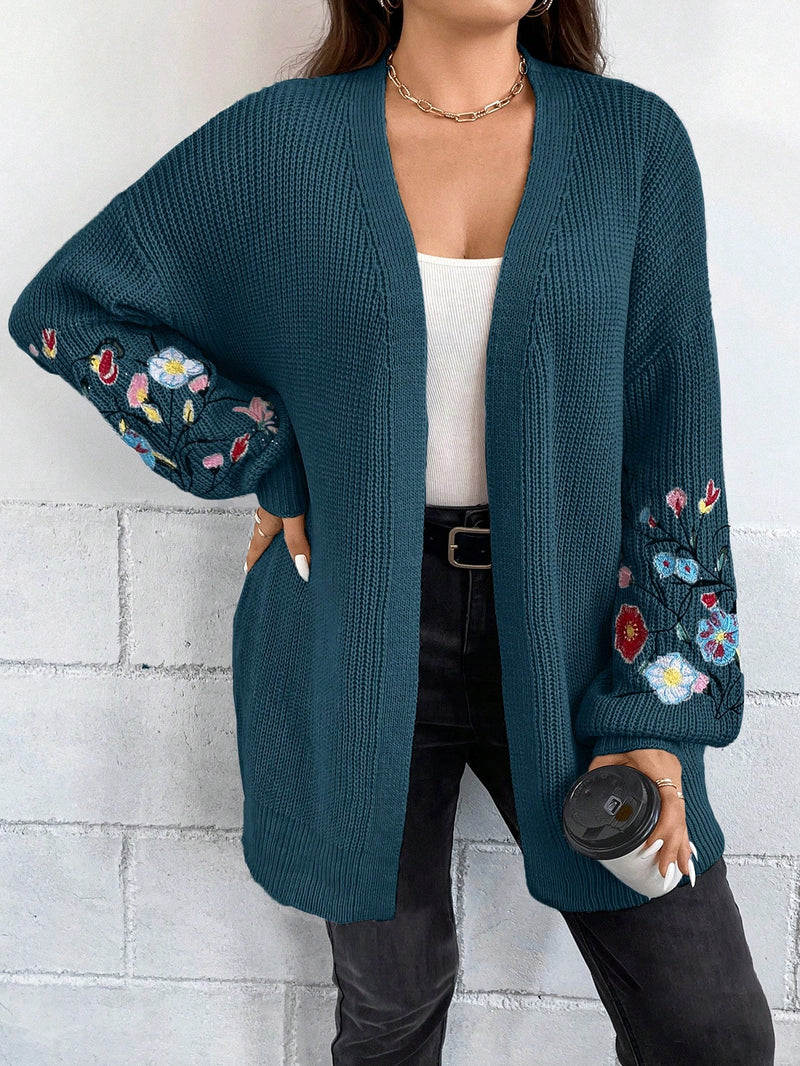 Cardigan em tricô Feminina com bordado na manga Maribel. Plus Size