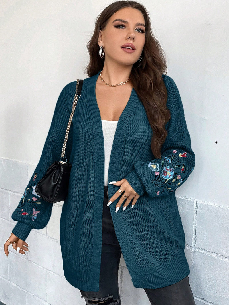 Cardigan em tricô Feminina com bordado na manga Maribel. Plus Size