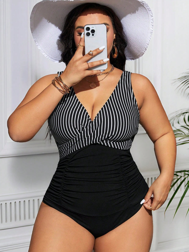 Maiô feminino listrado com detalhe cruzado Jeilyn. Plus Size