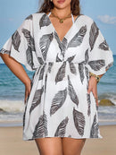 Saída Feminina com Manga Morcego e Estampa de Folhas - Sula. Plus Size