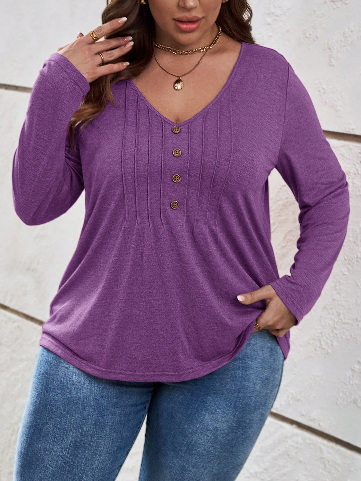 Blusa feminina manga longa gola V com falsos botões Jassy. Plus Size