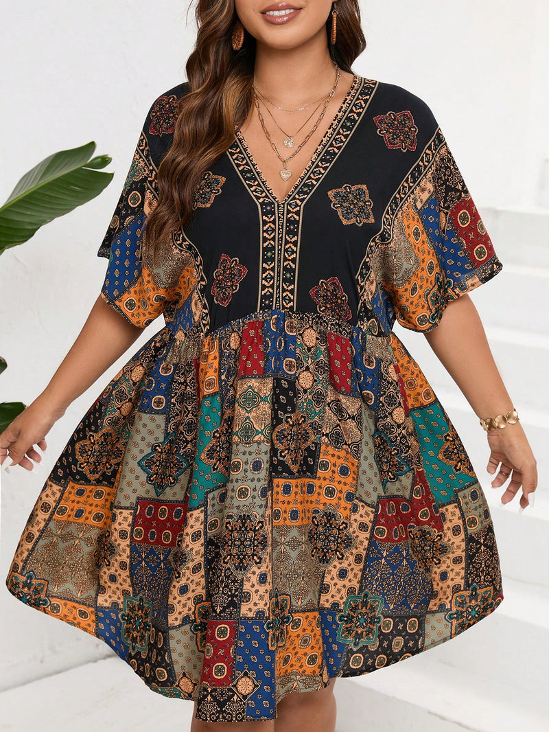 Vestido estampa retalho e gola V Janara. Plus size