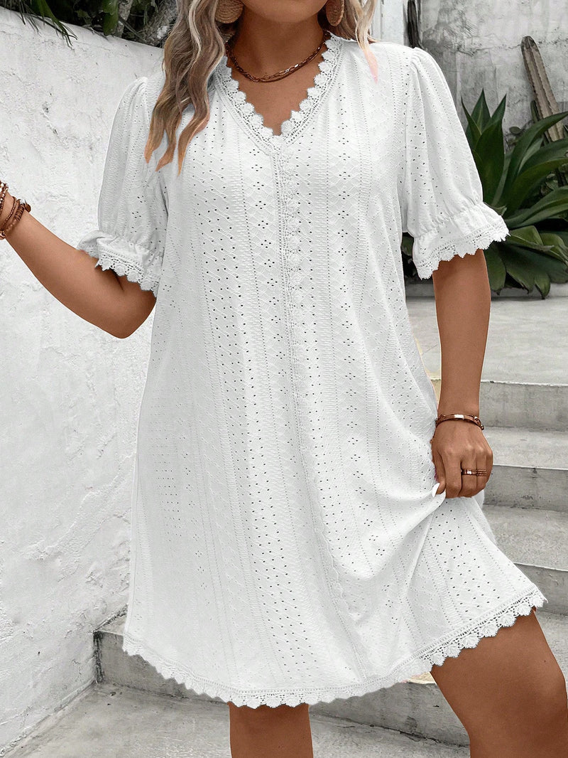 Vestido Feminino bordado gola V Essence. Plus size